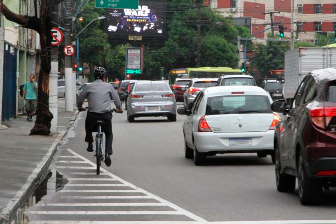 Cuidado ao andar entre a guia e os carros com o trânsito parado